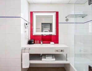 Combined shower/bathtub, eco-friendly toiletries, hair dryer, towels - Novotel Wellington (Wellington)