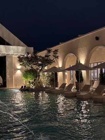 Seasonal outdoor pool