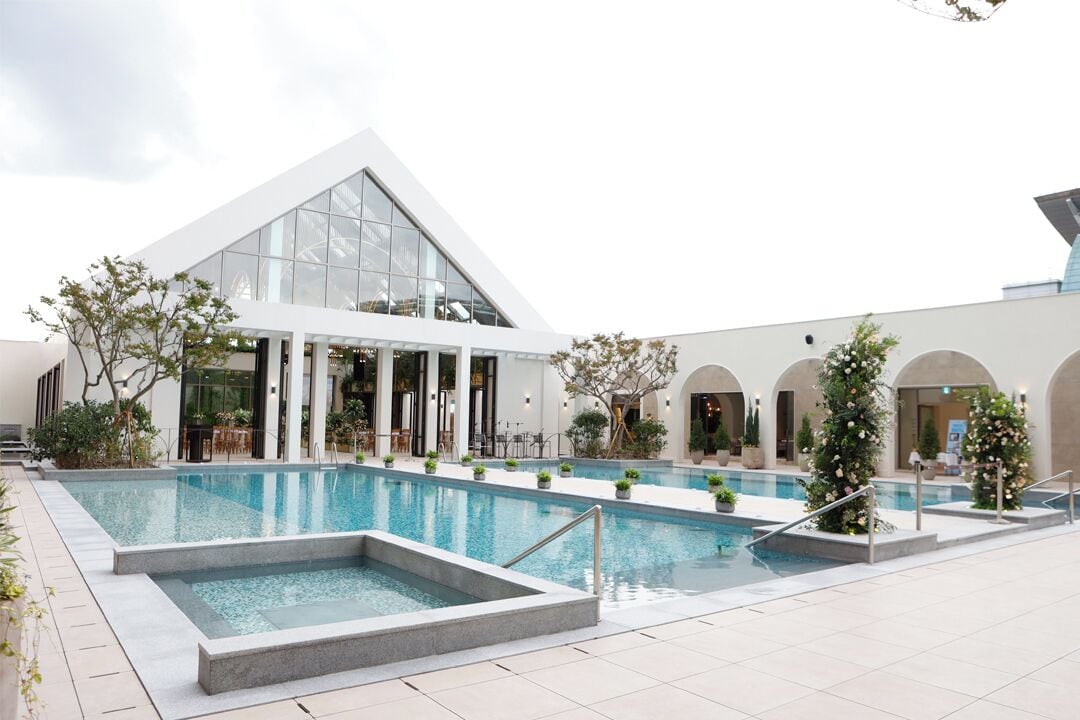 Cubrecamas, decoración personalizada, muebles diferentes y escritorio 