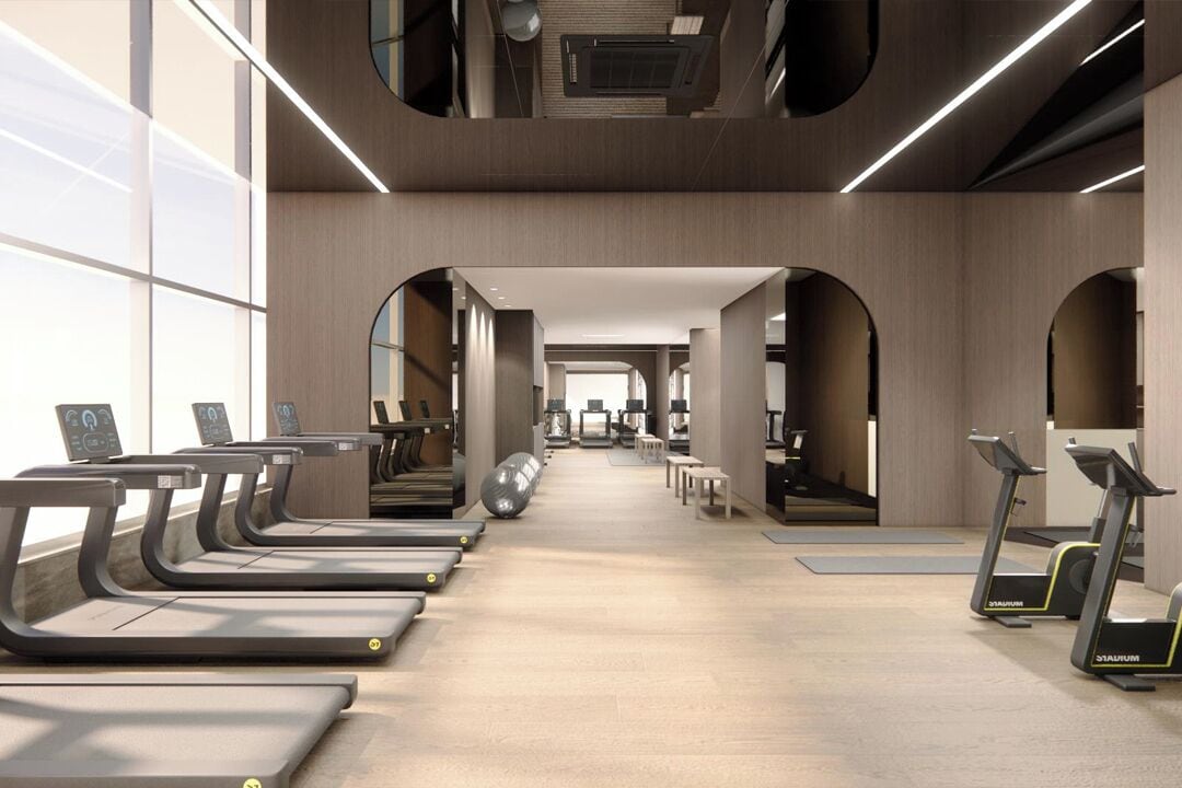 Un gimnasio moderno con cintas de correr, pelotas de ejercicio y un diseño espacioso.