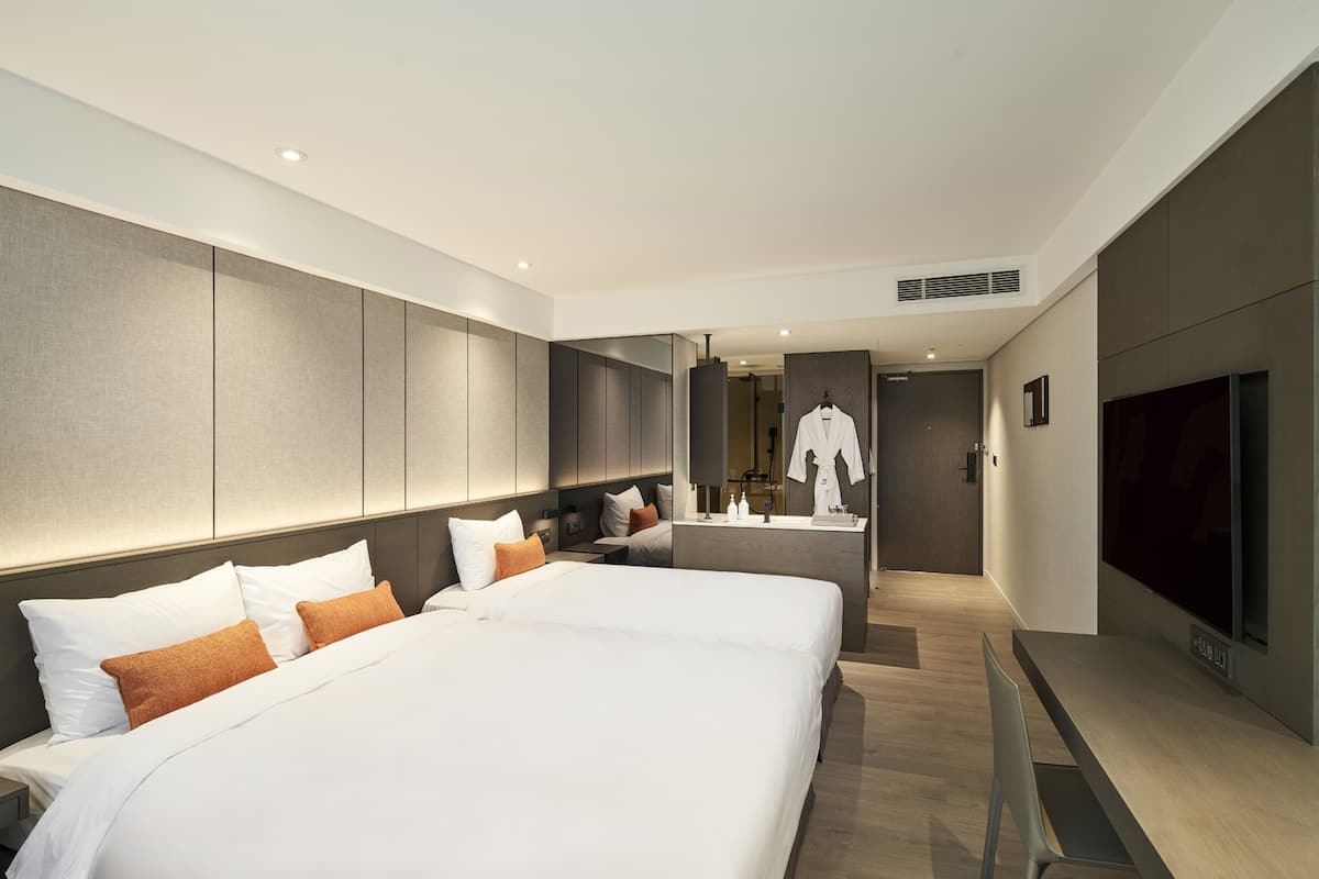 1 habitación, cubrecamas, decoración personalizada y muebles diferentes