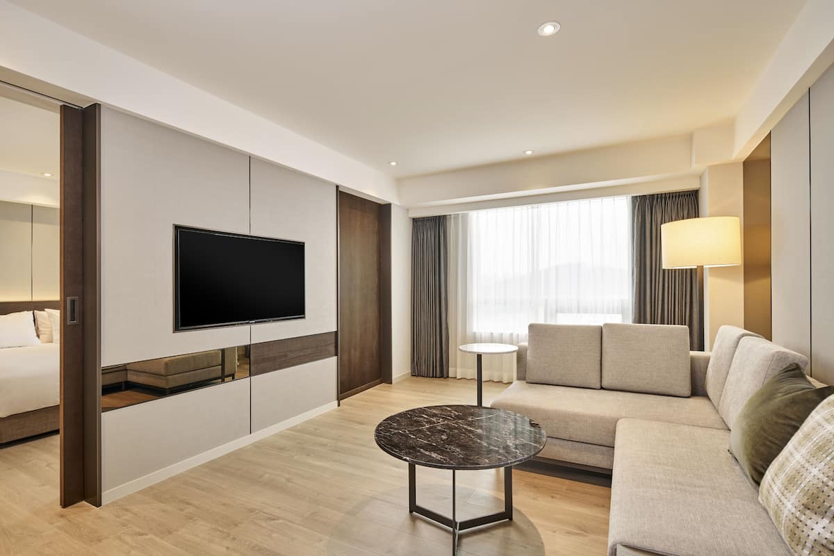 1 habitación, cubrecamas, decoración personalizada y muebles diferentes