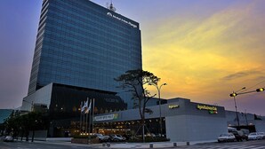 Un hotel moderno con fachada de vidrio y un letrero que dice 'Hotel Inter-Rugio'.