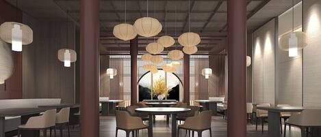 Un interior de restaurante moderno con mesas redondas, sillas y farolillos de papel colgantes.