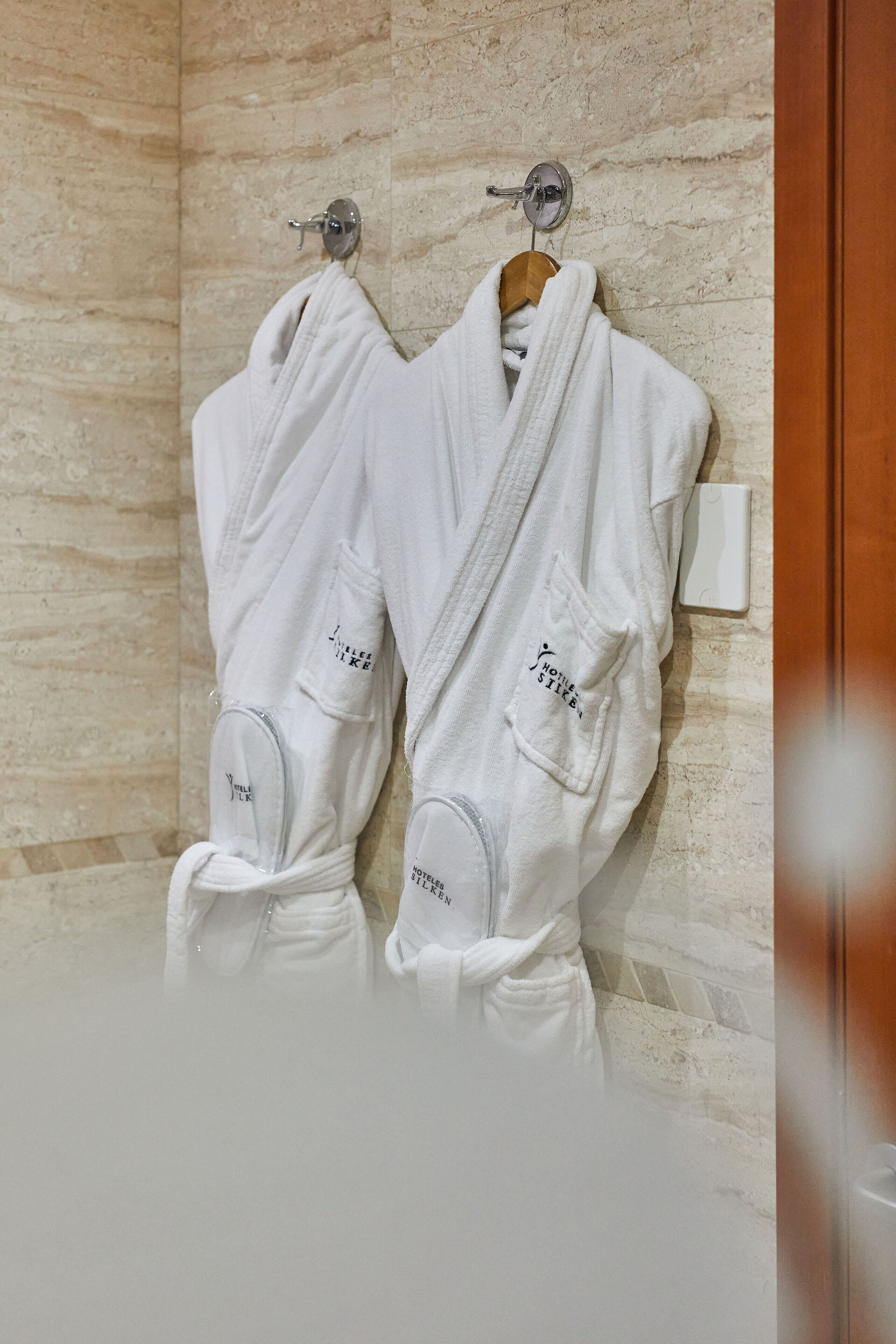 junior suite (silken club) | minibar, in-room safe, desk, blackout curtains