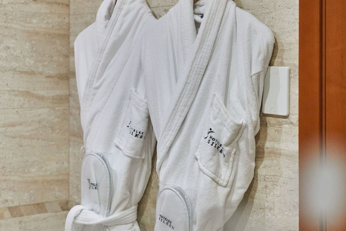 junior suite (silken club) | minibar, in-room safe, desk, blackout curtains