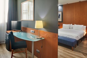 Deluxe Room | Minibar, in-room safe, desk, blackout curtains