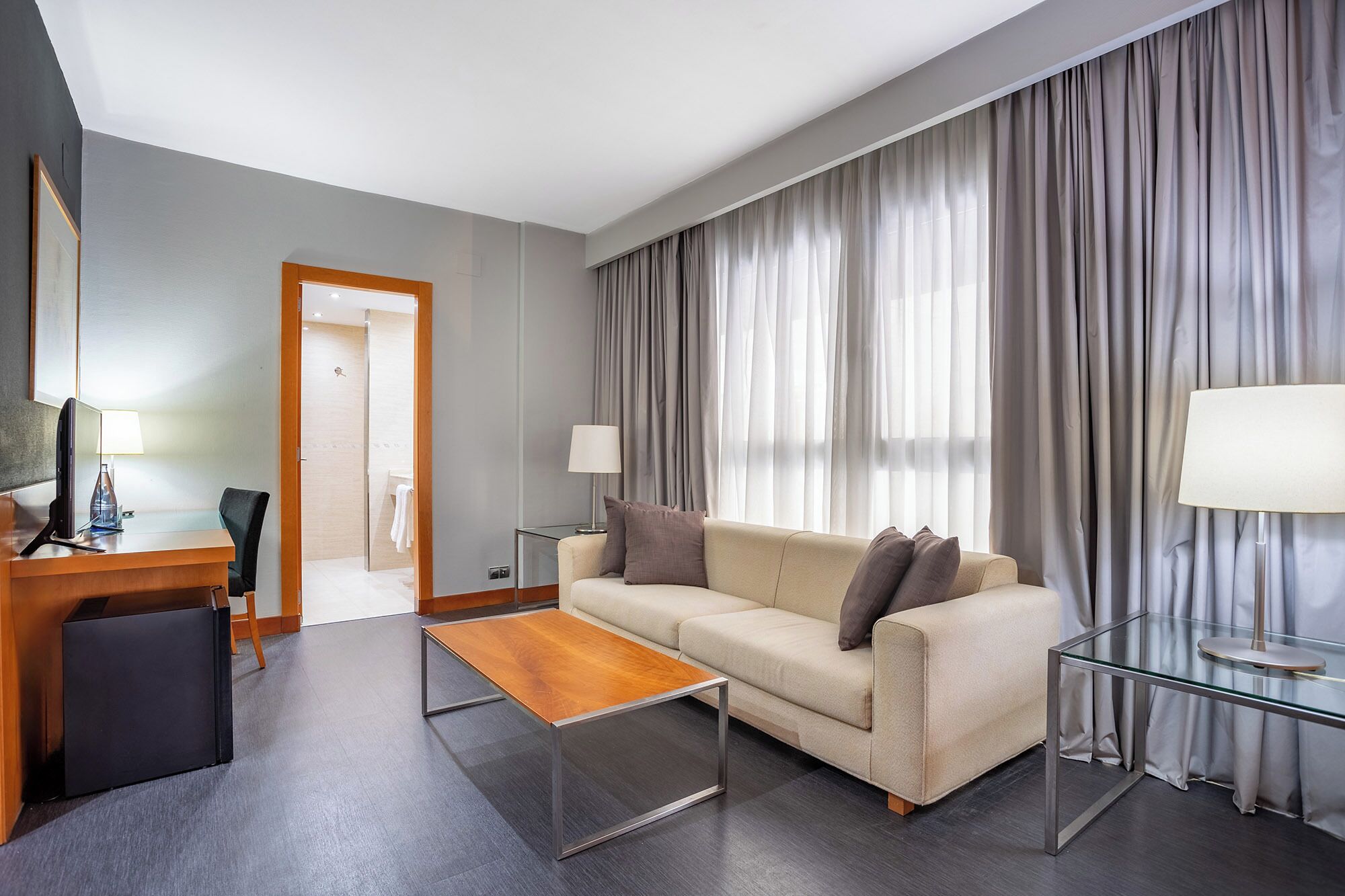 Minibar, caja de seguridad en la habitación y escritorio 