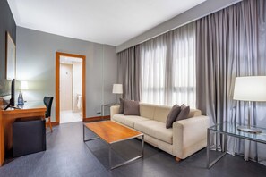 Een minibar, een kluis op de kamer, een bureau, verduisterende gordijnen