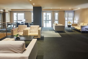 Silken Club | Living area | Flat-screen TV
