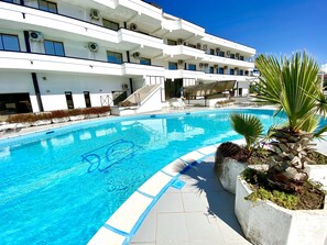 Piscine extérieure (ouverte en saison), parasols de plage