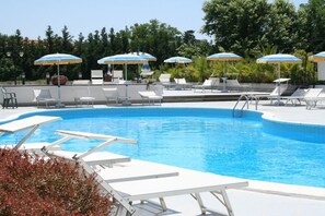 Seasonal outdoor pool, pool umbrellas, pool loungers - Hotel Clorinda (Capaccio-Paestum)