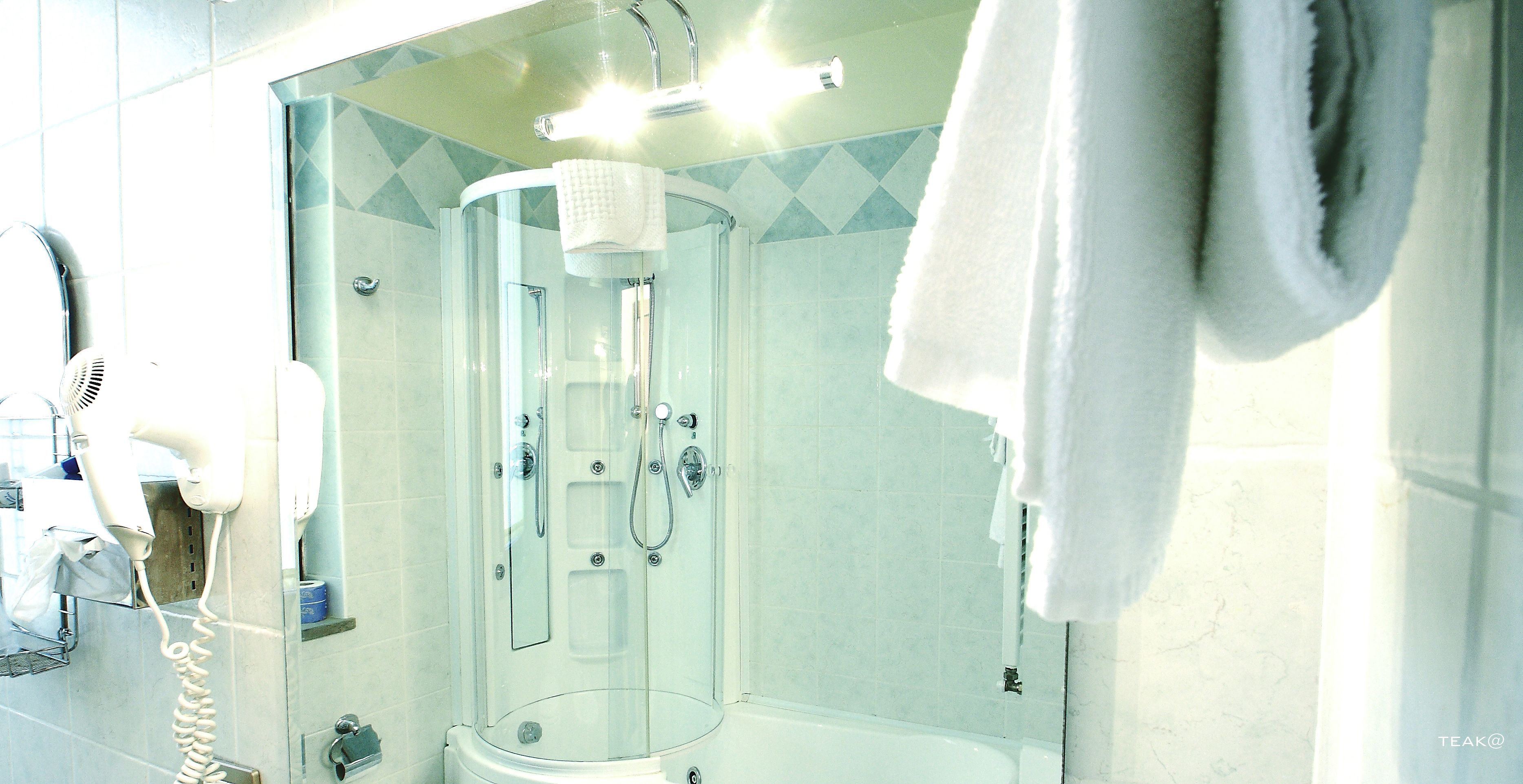 Doccia, set di cortesia gratuito, asciugacapelli, bidet