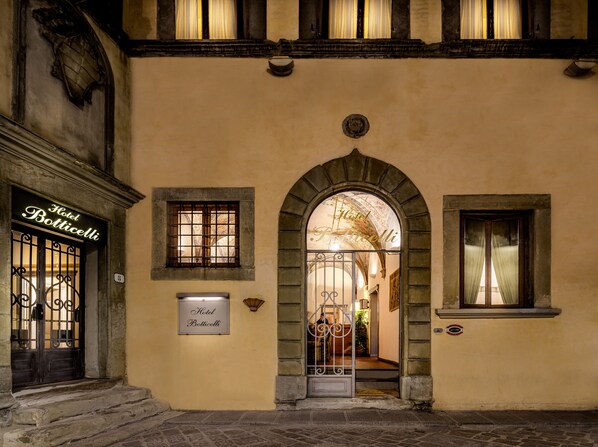 Front of property - Hotel Botticelli (Florence)