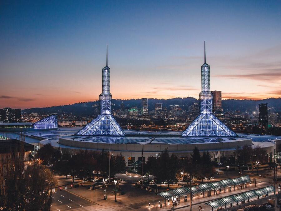 Un estadio grande y moderno con una estructura de techo distintiva y dos torres altas.