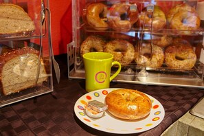 Free daily continental breakfast - Inn at Northrup Station (Portland)