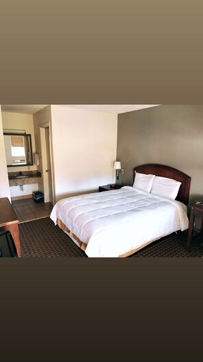 Room, 1 Queen Bed, Non Smoking | Desk, free WiFi, bed sheets, alarm clocks