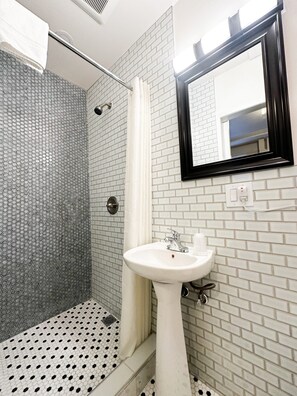 Articles de toilette (gratuits), séchoir à cheveux, serviettes fournies