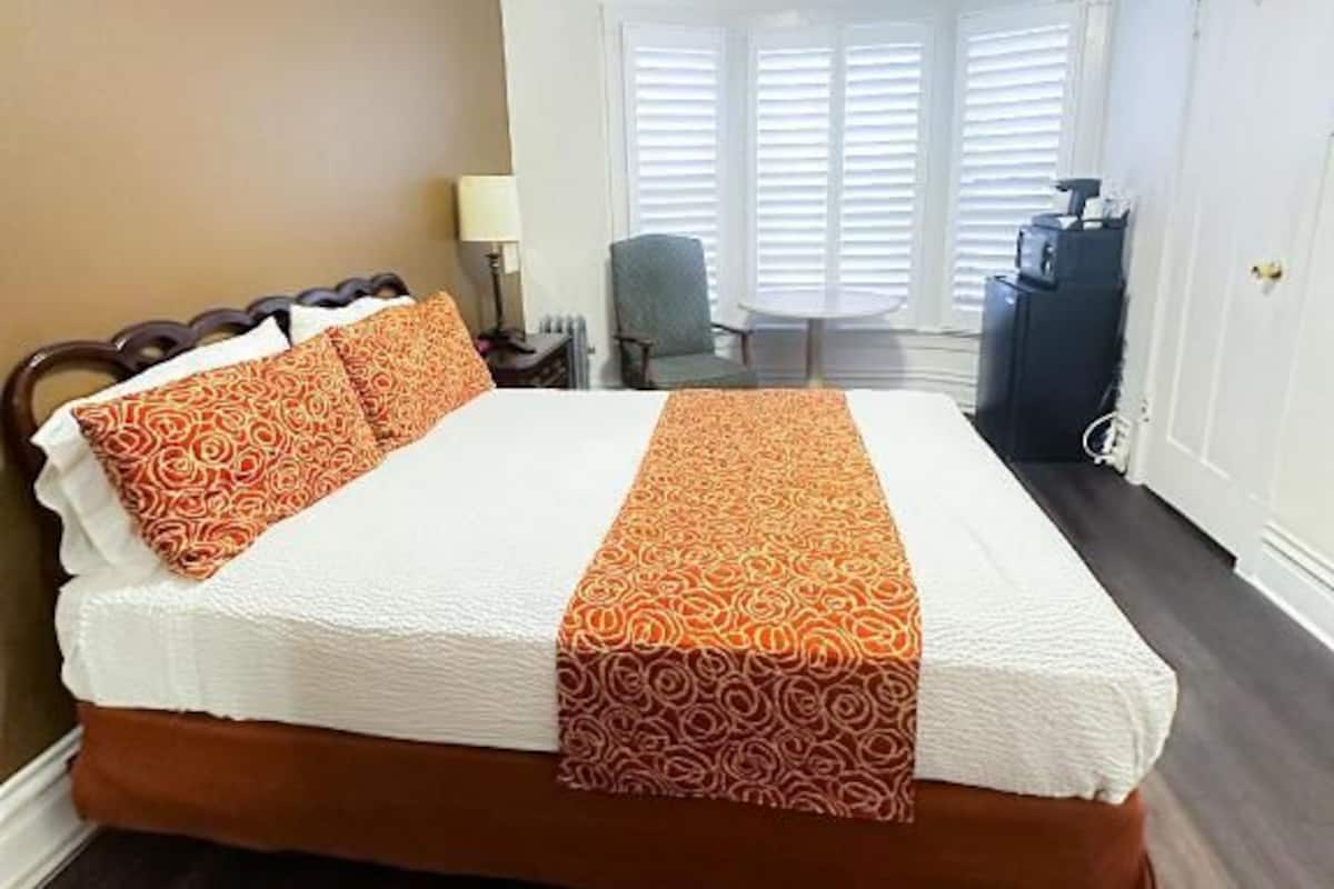 Desk, laptop workspace, iron/ironing board, free WiFi