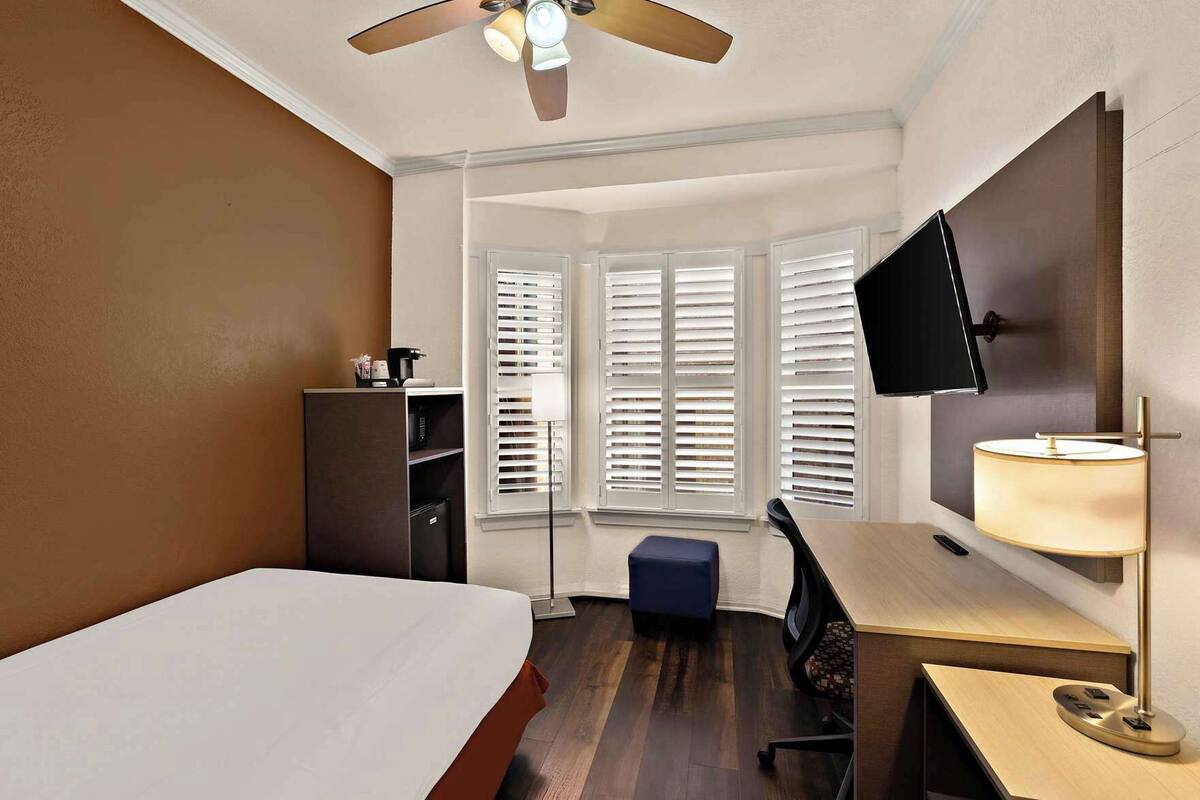 Desk, laptop workspace, iron/ironing board, WiFi (free)