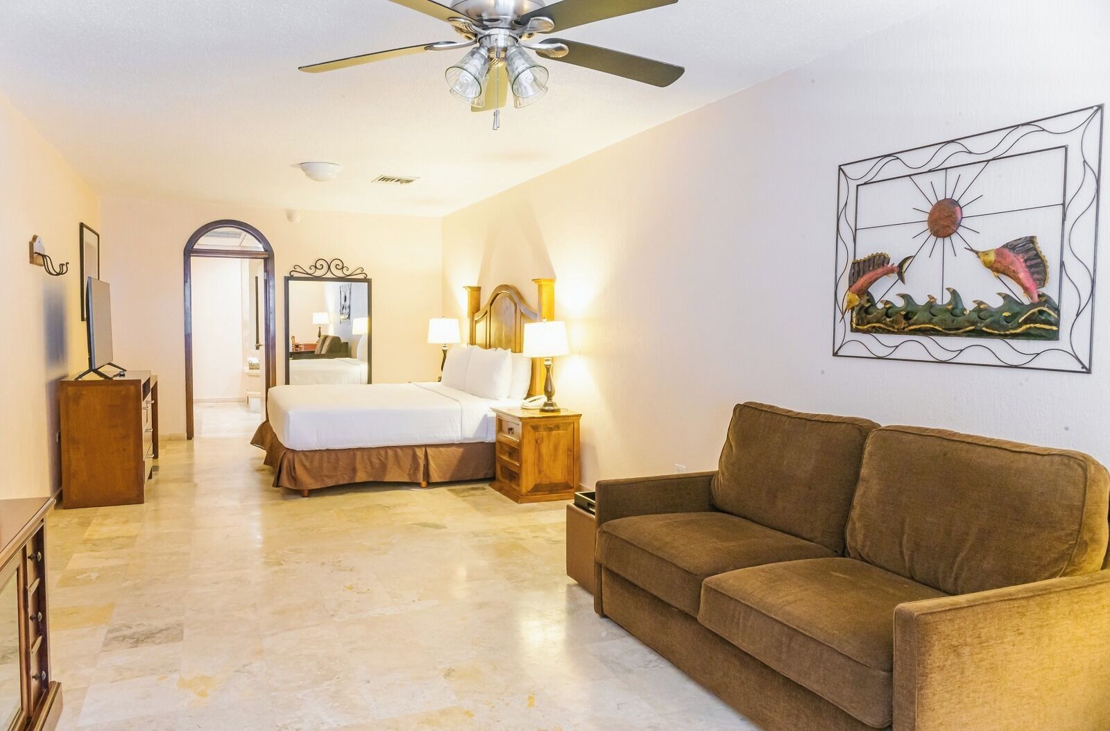 Condo Premium, 2 habitaciones, hidromasaje, vista al mar | Área de sala de estar | Televisión, reproductor de DVD y estación para iPod 