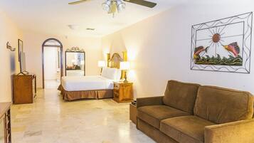 Condo Premium, 2 habitaciones, hidromasaje, vista al mar | Área de sala de estar | Televisión, reproductor de DVD y estación para iPod