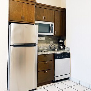 Standard Studio Suite, 1 King Bed, Non Smoking, Kitchenette | Private kitchenette | Fridge, microwave, stovetop, coffee/tea maker