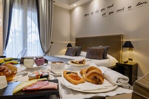 Desayuno continental (EUR 12 por persona) 