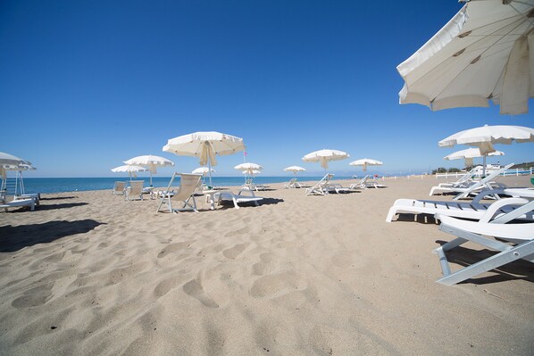 Privat strand i närheten och gratis transport till/från stranden