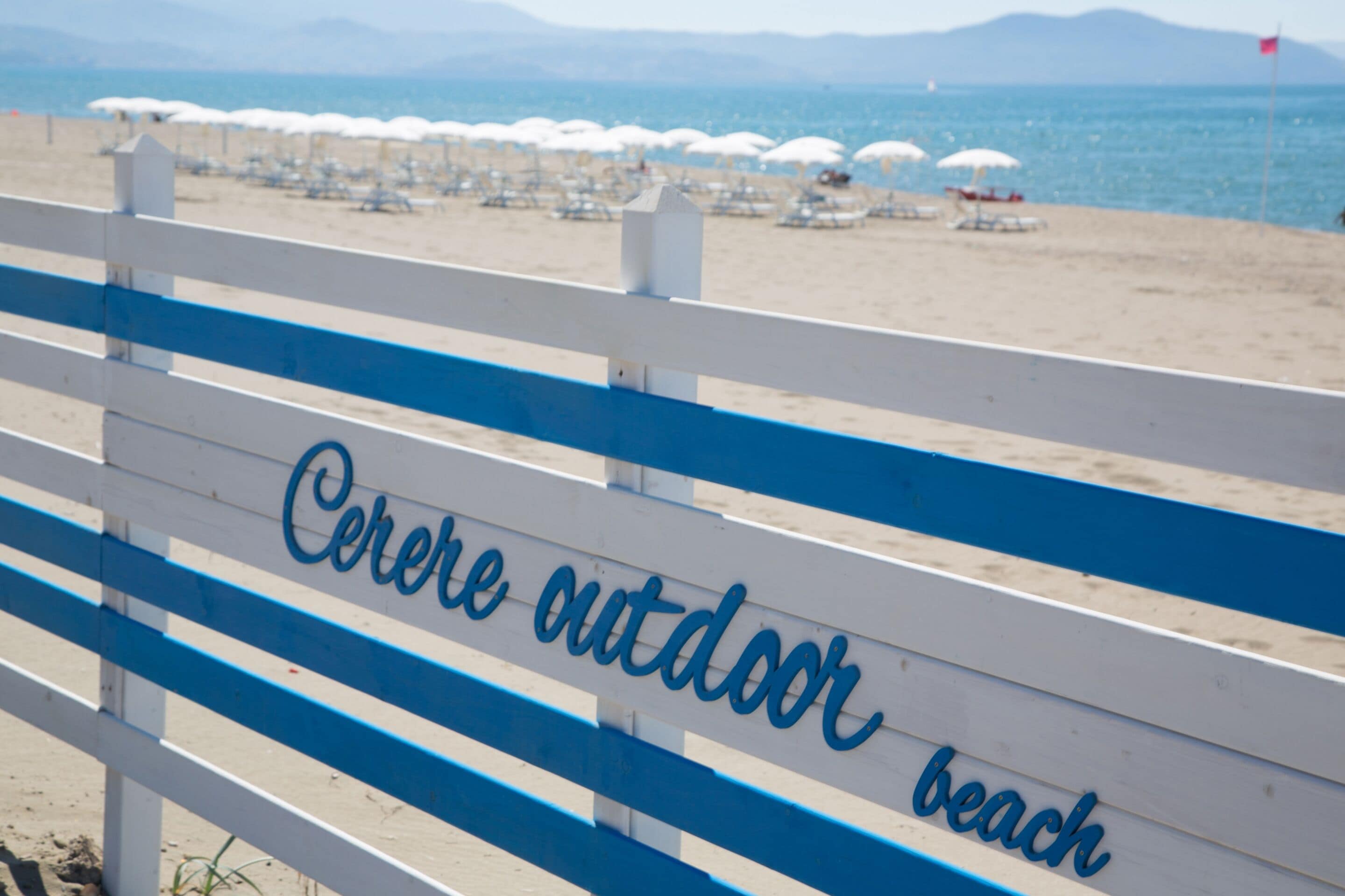 Un banco de playa con la inscripción 'Cereale outdoor beach'.
