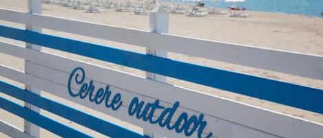 Un banco de playa con la inscripción 'Cereale outdoor beach'.