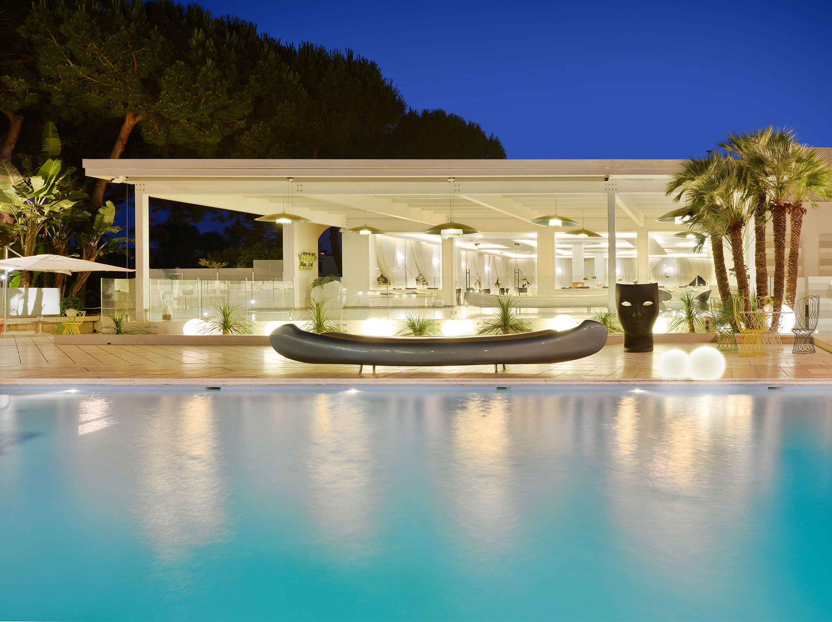 Piscine extérieure, parasols de plage, chaises longues