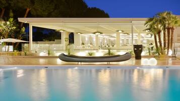 AuĂenpool, geöffnet von 09:30 Uhr bis 18:30 Uhr, Sonnenschirme