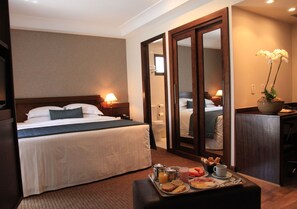 Business Room, 1 Double Bed | Minibar, in-room safe, desk, free WiFi