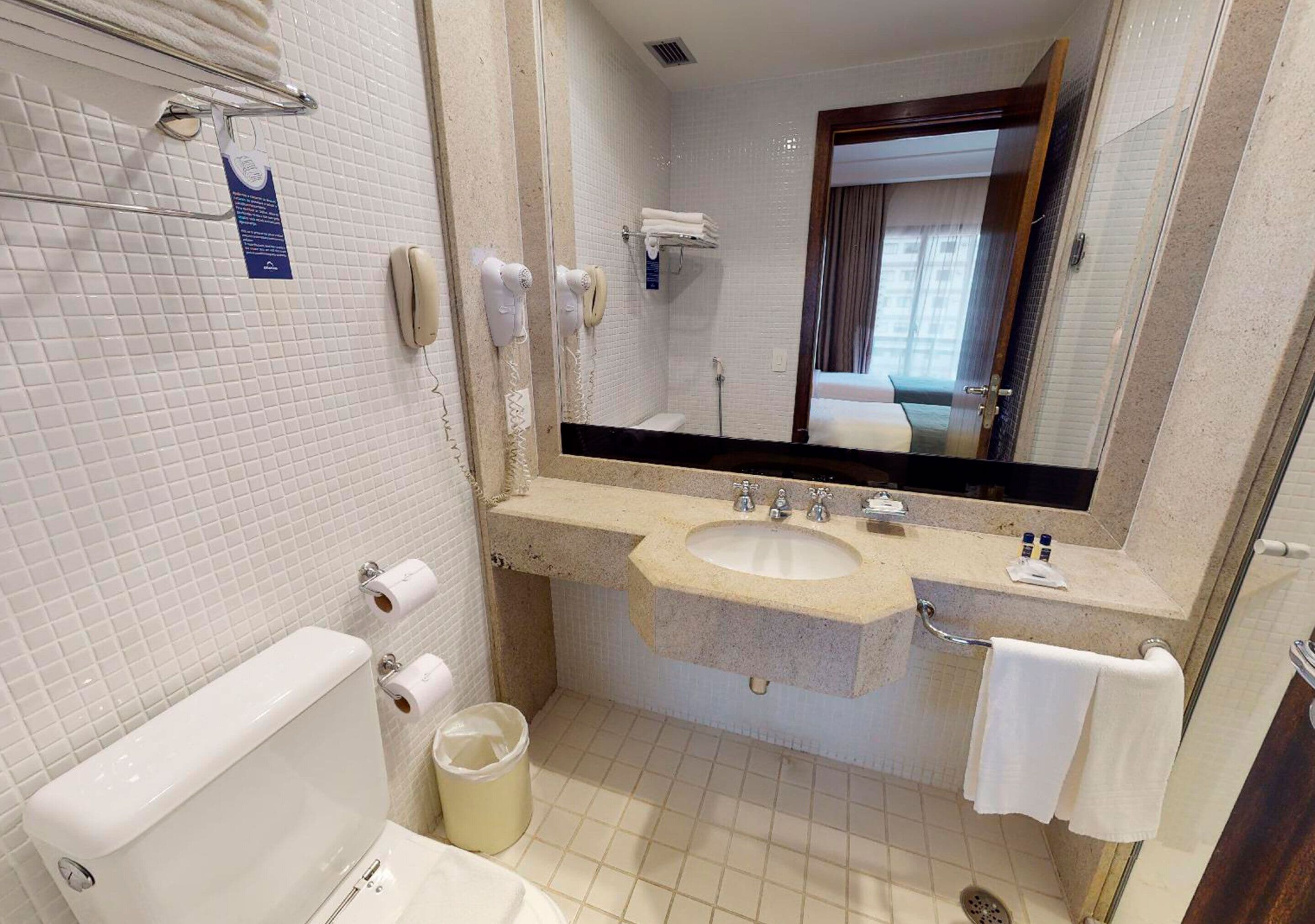 standard room, 2 single beds | bathroom | shower, free toiletries, hair dryer, bidet
