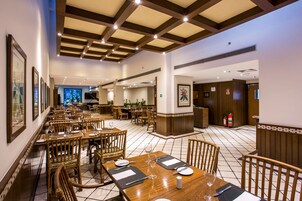 Se sirven desayunos, almuerzos y cenas; cocina internacional