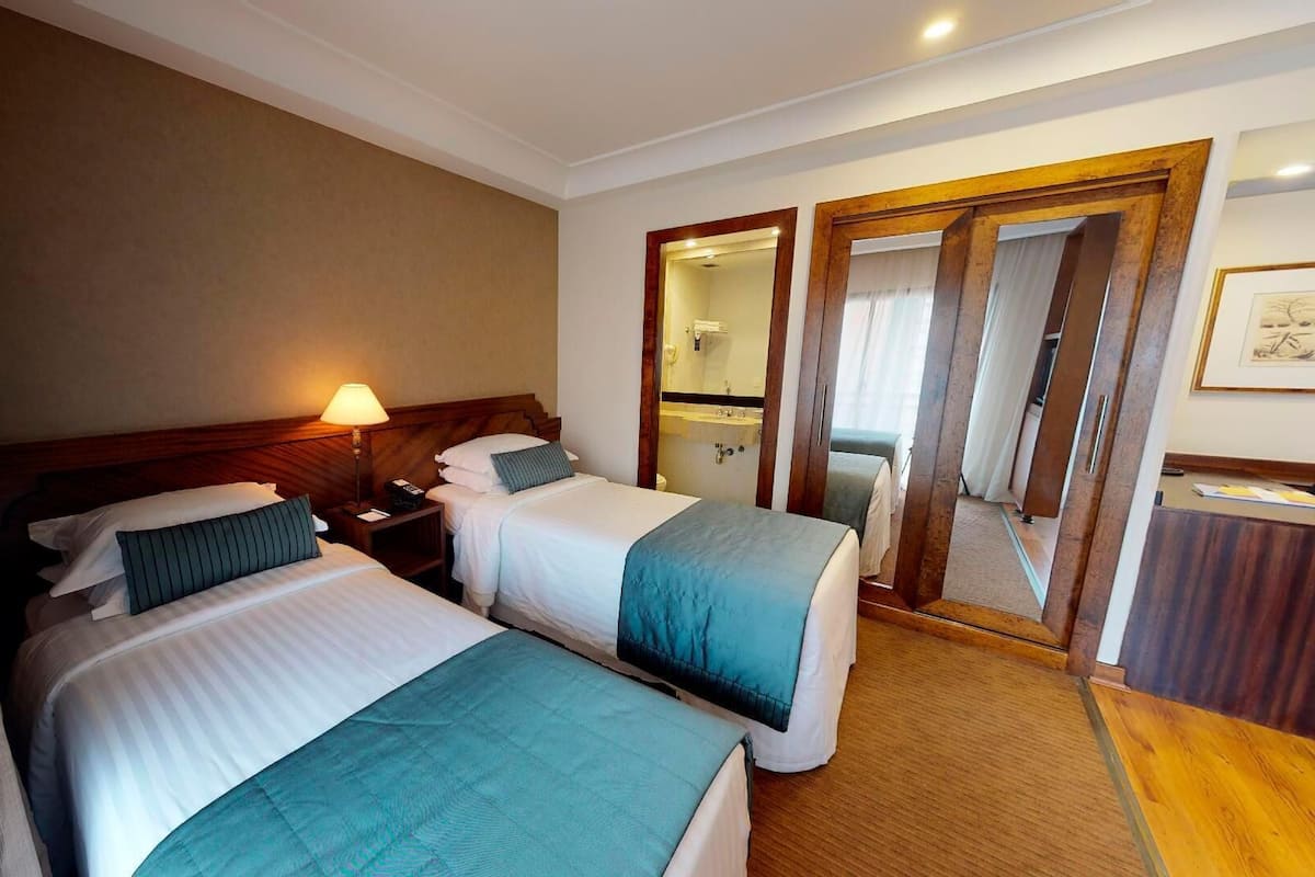 Minibar, caja de seguridad en la habitación y cortinas blackout