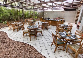 Se sirven desayunos, almuerzos y cenas; cocina internacional