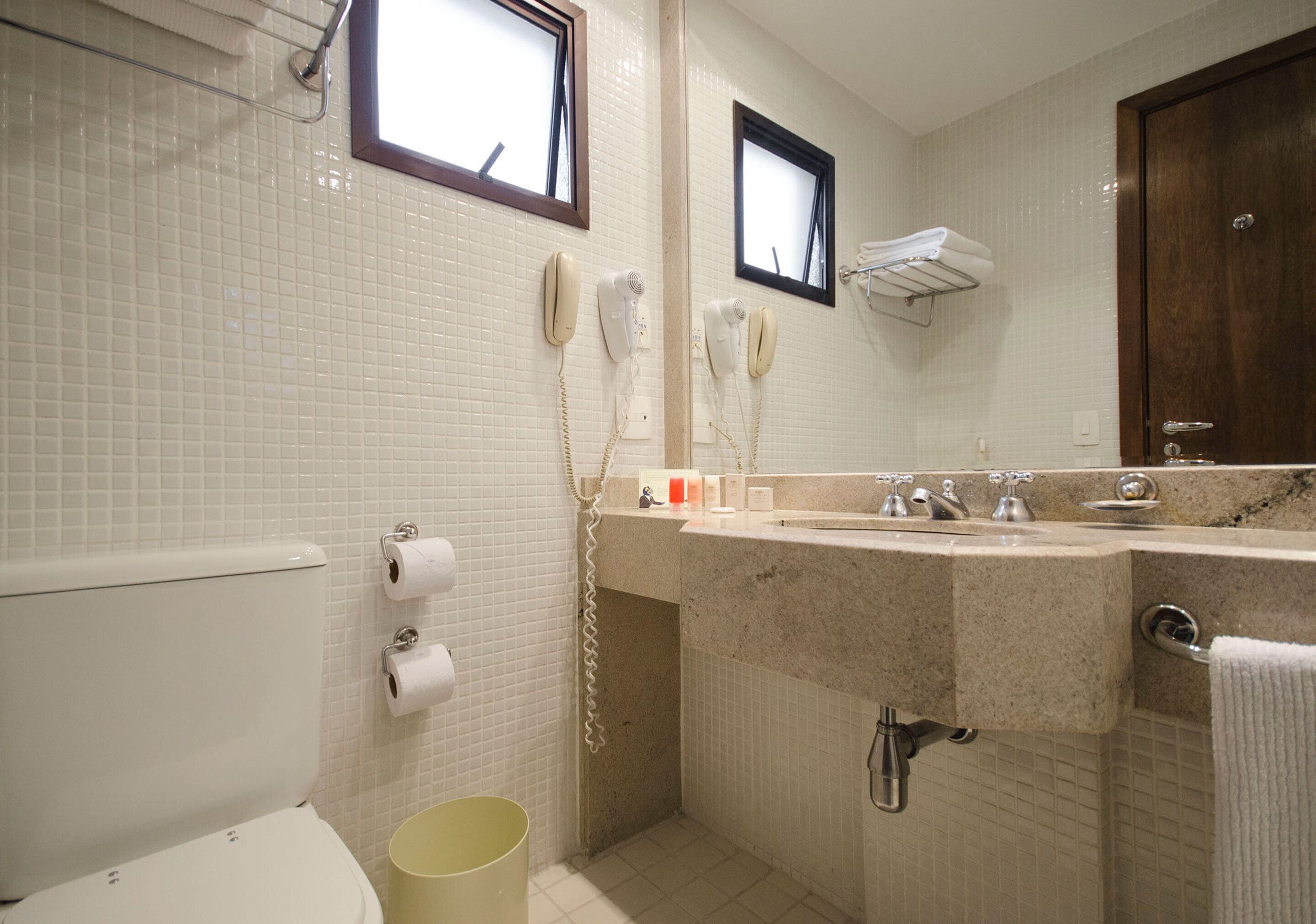 business room, 1 double bed | bathroom | shower, free toiletries, hair dryer, bidet