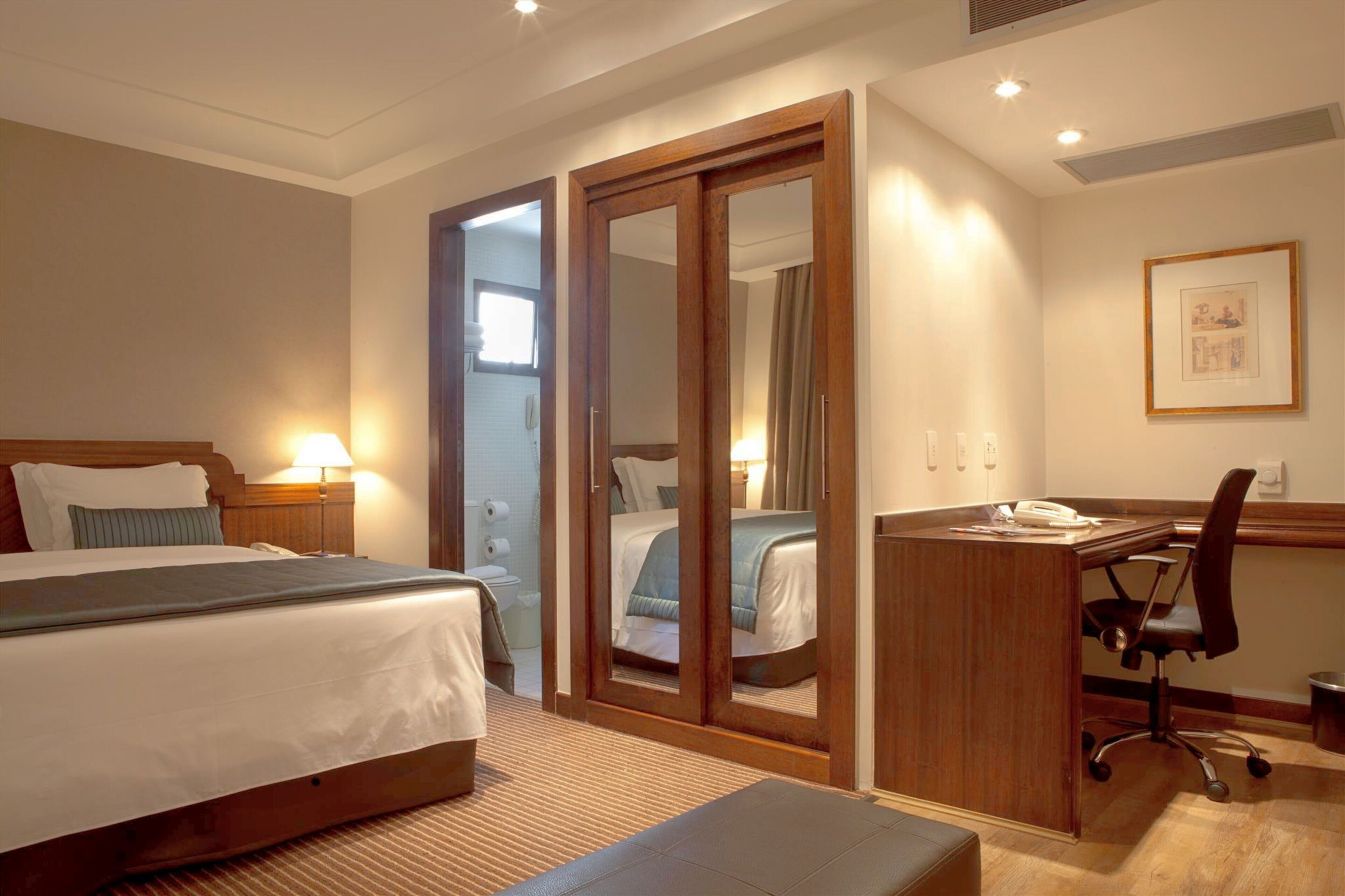 Minibar, coffres-forts dans les chambres, rideaux occultants