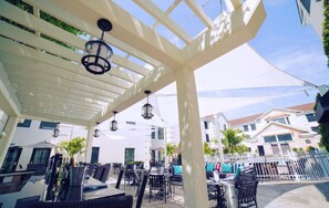 Außenpool (je nach Saison geöffnet), Sonnenschirme, Liegestühle