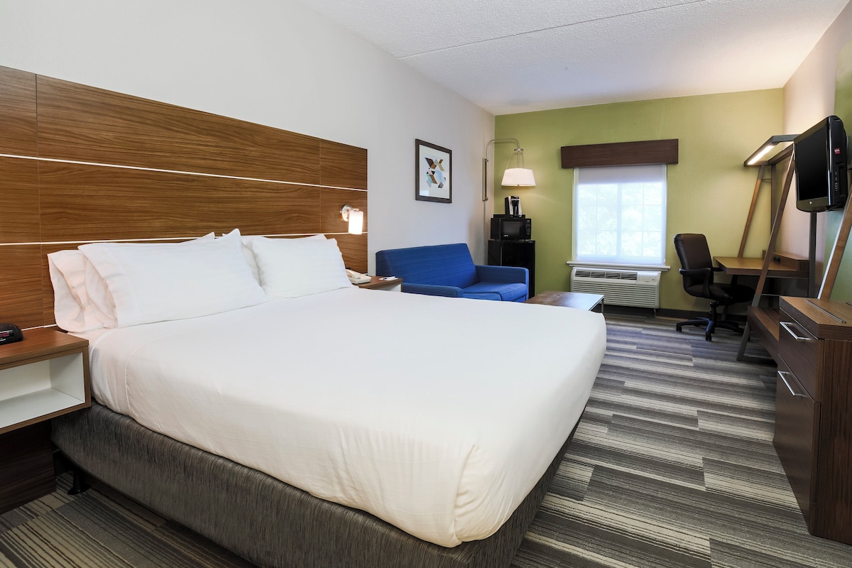 Standard Room, 1 Queen Bed with Sofa bed | Desk, iron/ironing board, cribs (free), WiFi (free)