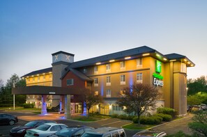 A Holiday Inn Express hotel with a clear entrance, parking area, and a sign indicating the name of the hotel. - Holiday Inn Express Philadelphia NE - Langhorne by IHG (Langhorne)