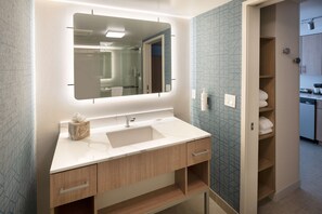 Deluxe Suite, 1 King Bed | Bathroom