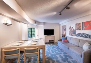 Suite, 2 dormitoris (Washer & Dryer) | Sala d'estar | Televisor 