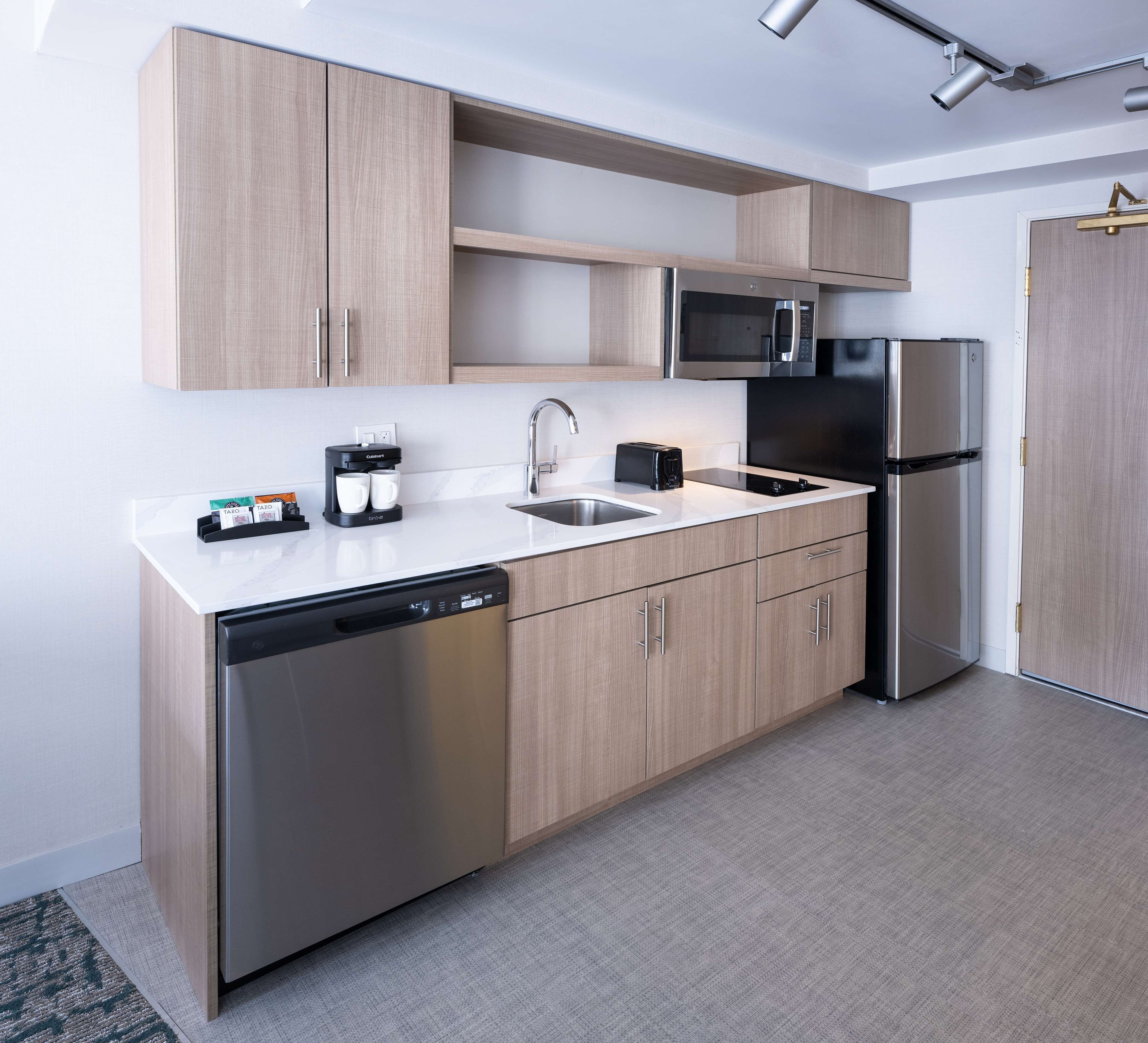 deluxe suite, 1 king bed | private kitchen | fridge, microwave, stovetop, dishwasher