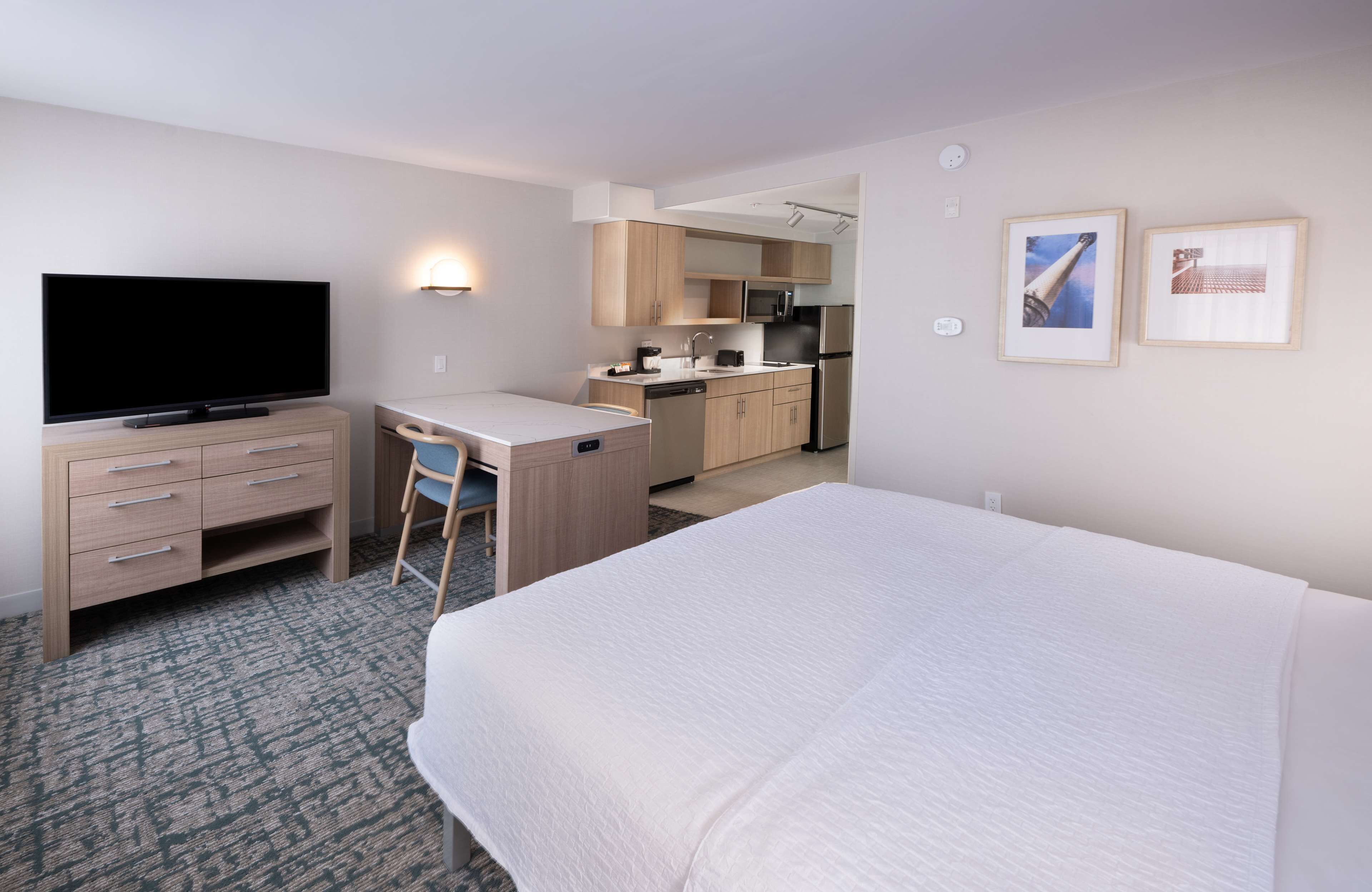 deluxe suite, 1 king bed | in-room safe, desk, blackout curtains, iron/ironing board