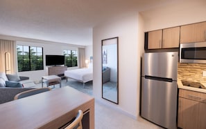 Studio Suite, 1 King Bed | Living area