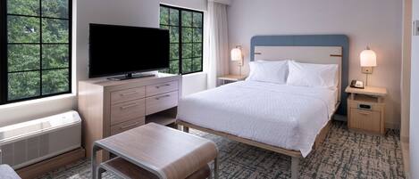 Suite estudio, 1 cama Queen size | Caja de seguridad en la habitación, escritorio y cortinas blackout