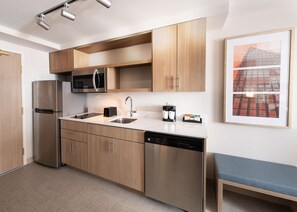 Suite, 1 cama de matrimonio grande (Efficiency) | Cocina privada | Frigorífico, microondas, placa de cocina y lavavajillas